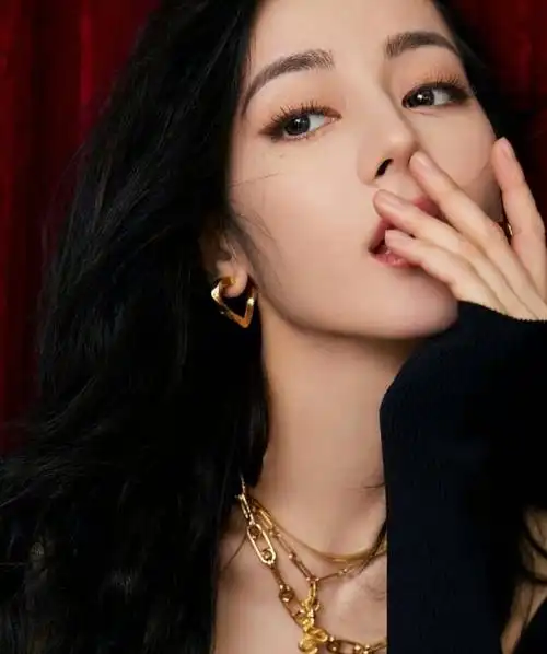 迪丽热巴一袭流苏黑裙,酷飒全场!