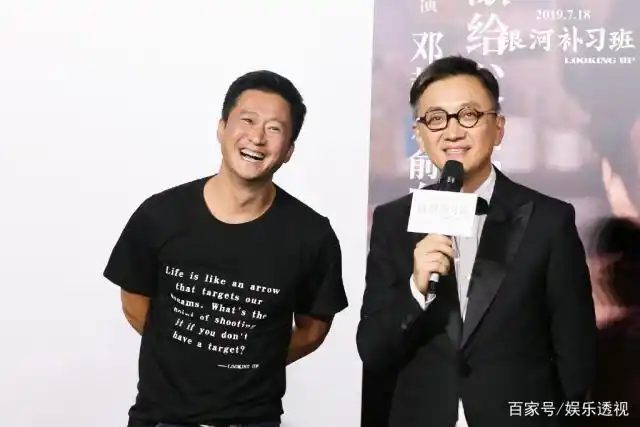 邓超与吴京灵魂对话互侃白发跟秃头,不料吴京却被老婆谢楠神补刀