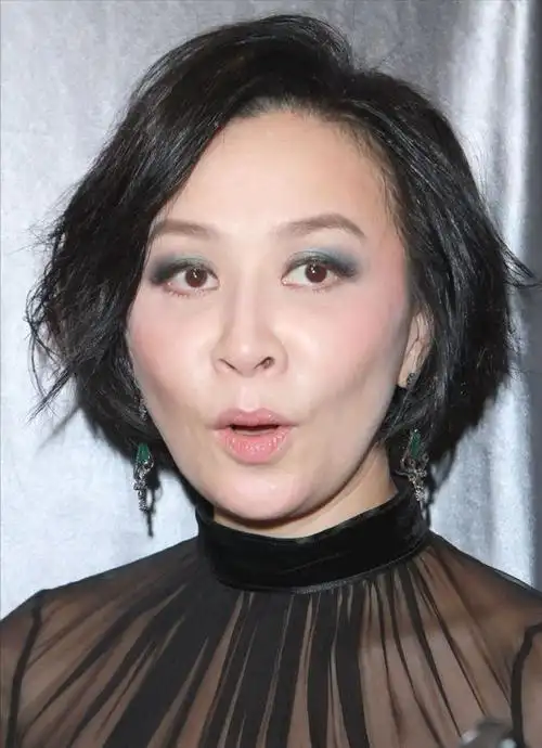 从照片中观察,刘嘉玲的眼白丰富,岁月的痕迹显而易见.