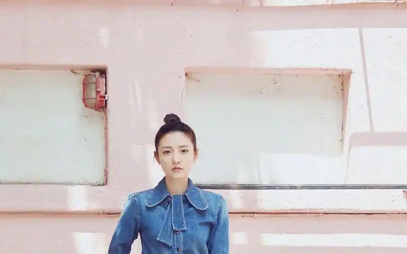 电脑壁纸 明星 大陆明星 清秀靓丽女神吴倩时尚休闲牛仔街拍