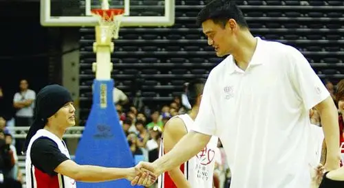 周杰伦首次遇到姚明称本想故意调侃,结果姚明回答让他自叹不如!