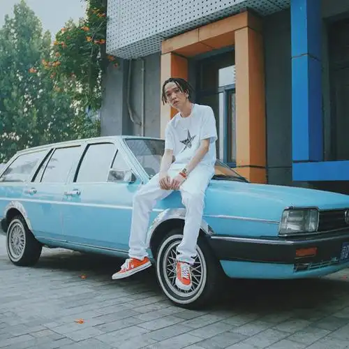 张艺兴代言 converse匡威经典低帮皮质帆布鞋,天猫旗舰店售价￥569,可