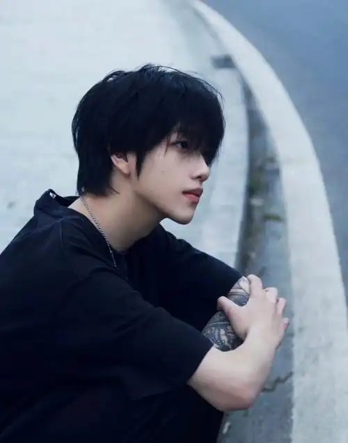 一款自然风格的长碎盖发型!