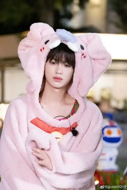 黄明昊出道6年归来才22岁