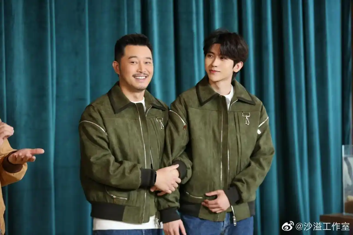 蔡徐坤#蔡徐坤奔跑吧  蔡徐坤奔跑吧最新预告照,和沙溢老师挽着手