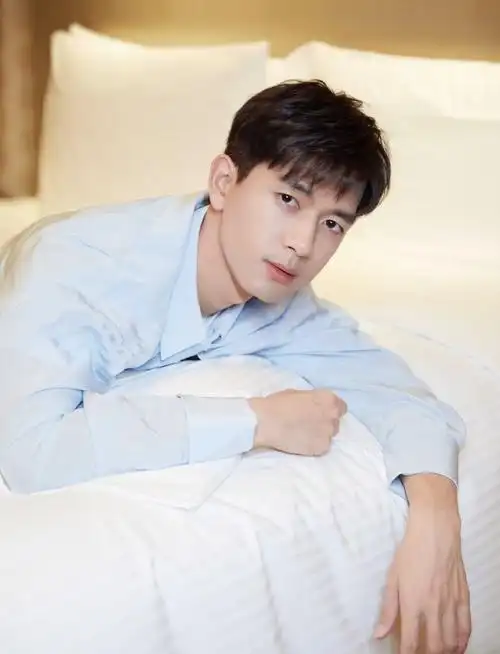 李现蓝色衬衫帅气写真图片99