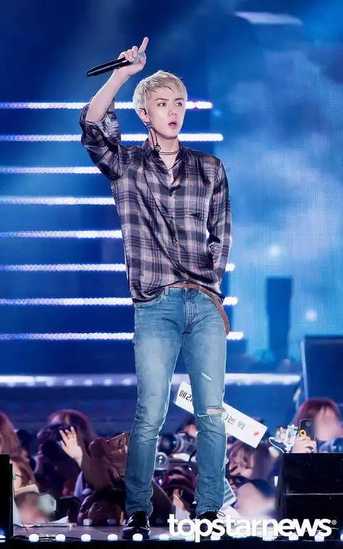 吴世勋身材比例再上热搜 宽肩细腰大长腿简直不要太撩!「组图」