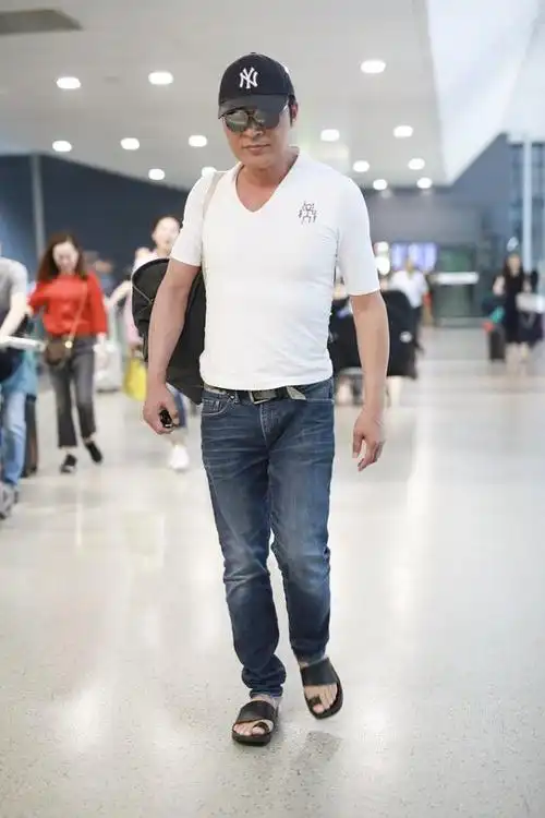 59岁马景涛身材好壮,穿牛仔装隐约显出一身腱子肉,真有男人味|牛仔裤