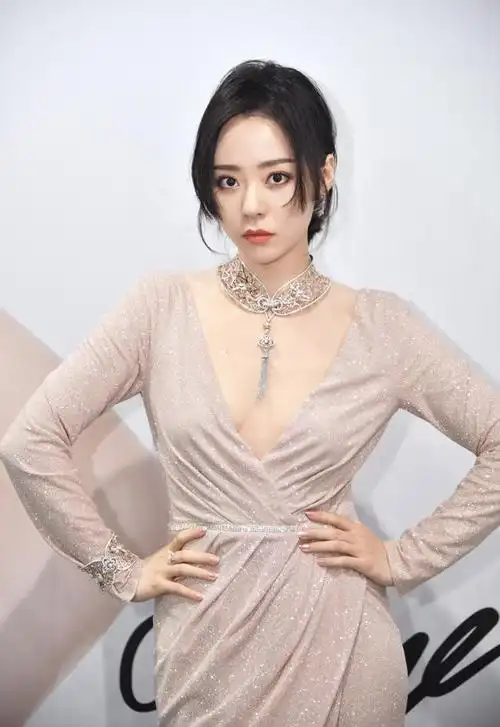 张靓颖穿的这一身礼服以香槟色为主色调,裙身加入了亮片元素作为点缀.