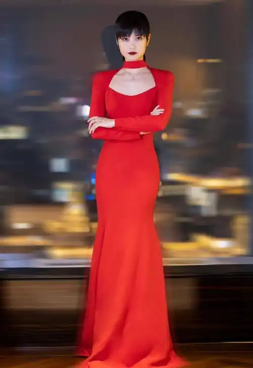 李宇春其实挺有女人味穿一袭收腰红裙高挑妩媚美出了新高度