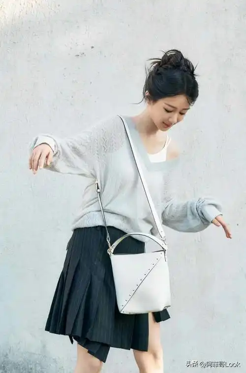 杨紫晒新造型半身裙配大皮靴,有一种又土又潮的感觉