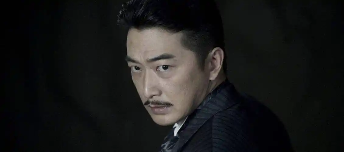 52岁邵峰遛弯脸通红,被曝别墅地段高房价,妻子抗病21年倾家荡产_舞台