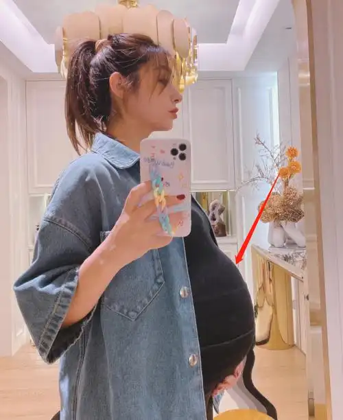 麦迪娜挺9个月巨肚拍照肚子太大用手托住孕期大胆化妆涂指甲