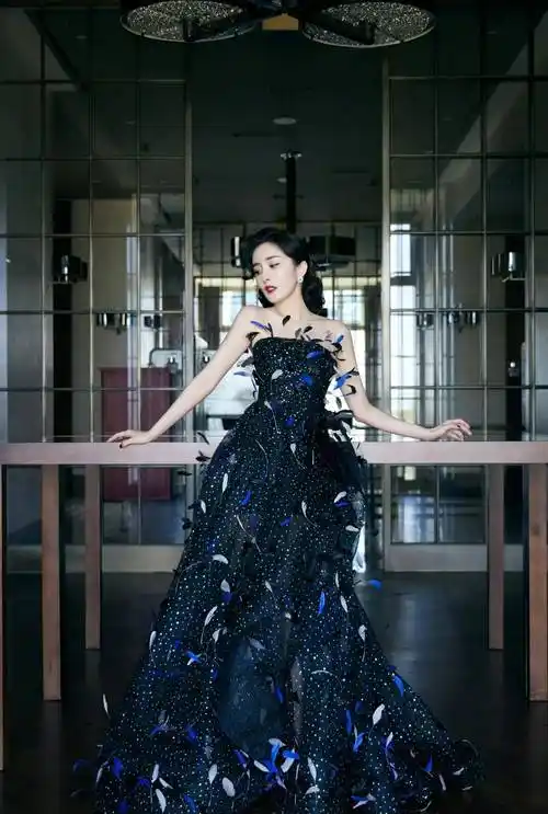 杨幂活动礼服秀腰秀腿大秀身材,美得有点过分了