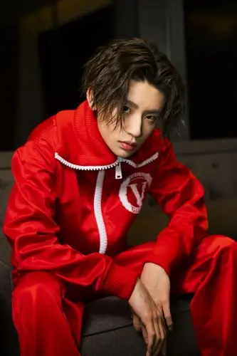 小鬼王琳凯红色套装写真图片