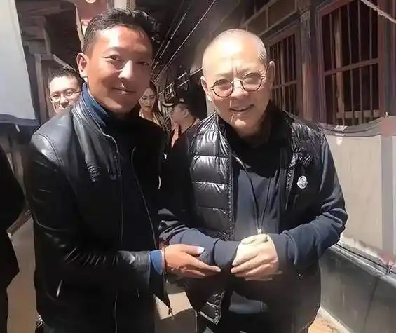 61岁李连杰正面照曝光,身材暴瘦容貌大变,已安排家人遗产_生活_风采