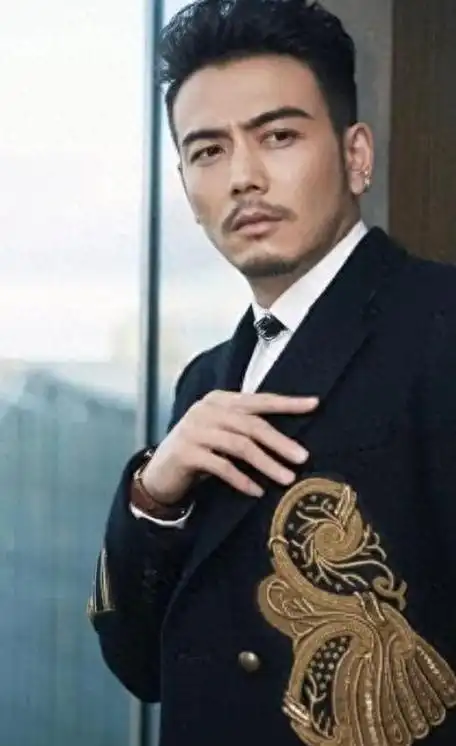 男演员,一个曾经被誉为"国民老公"的人气偶像,一个曾经以实力演绎了多