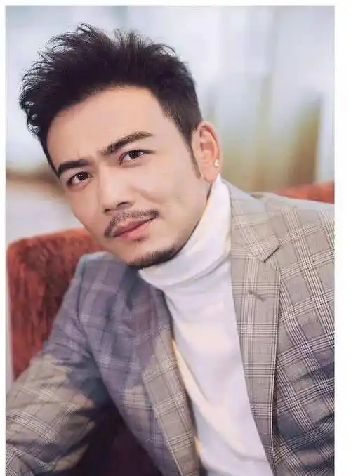 连皱纹都充满着"男人味"_靳东_张嘉译_气质