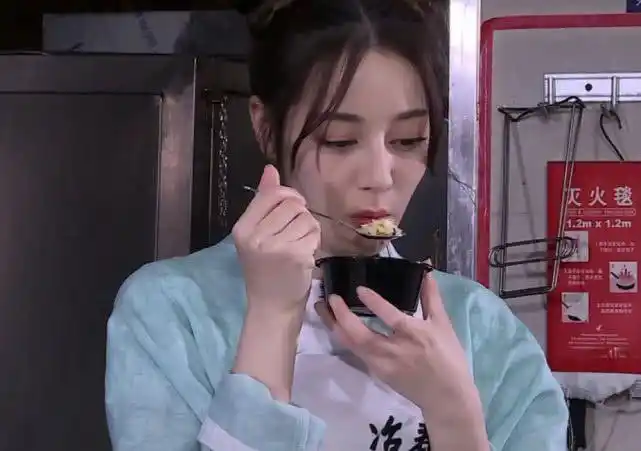 极限挑战中迪丽热巴镜头少,原来是去逛吃的了,全程是吃播秀