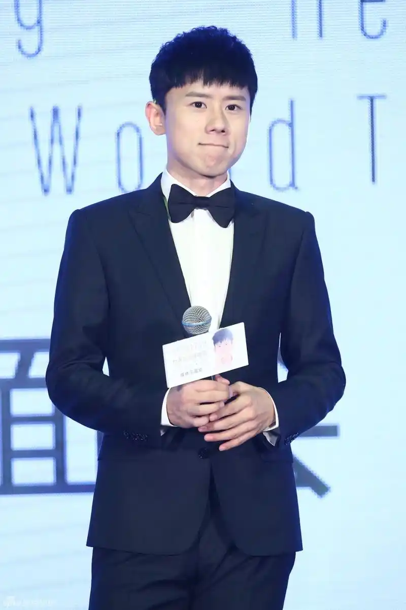 1 / 16 新浪娱乐讯 张杰"我想"世界巡回演唱会发布会在北京召开,现场