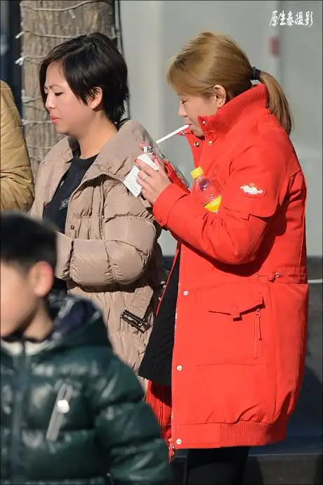 引用 街拍:北京的美女烟民吞云吐雾!(组图)