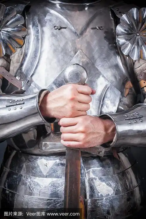 身穿盔甲,手持双手剑的骑士