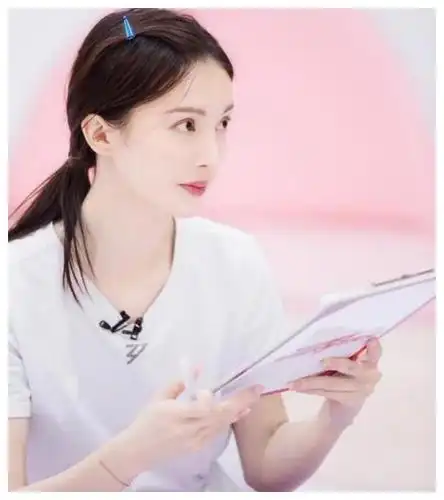 节目中,金晨脱鞋直接坐椅子上,看见她袜子:这是五天没洗?