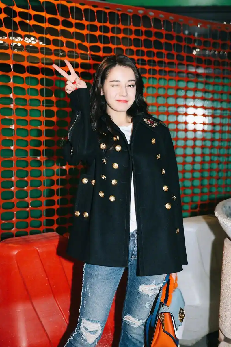 迪丽热巴米兰之行收官,一身轻松装扮现身在米兰机场启程回国啦!