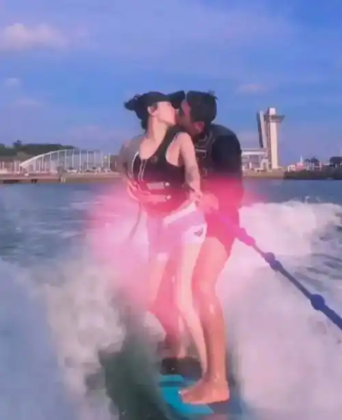 杜江霍思燕冲浪拥吻,浪漫至极!二人甜蜜互动幸福恩爱