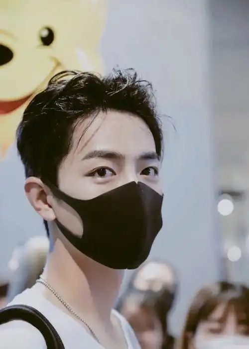 戴口罩专用发型#肖战的机场大背头造型,是口罩难以遮挡的帅气,男友风
