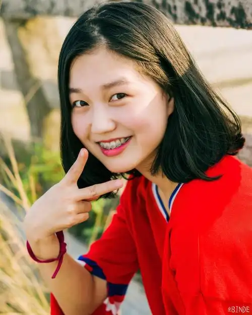 笑容灿烂的女同学