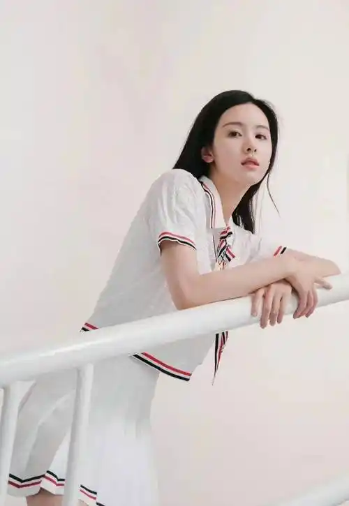 最美校花陈都灵校园风写真,青春活力无限,仍是甜美的校花_一身_面孔