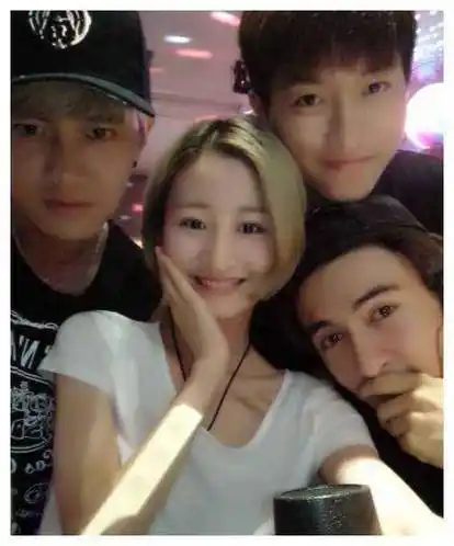 任嘉伦带妻子参加聚会,两人一起穿情侣装,网友:这也太甜了吧_聂欢