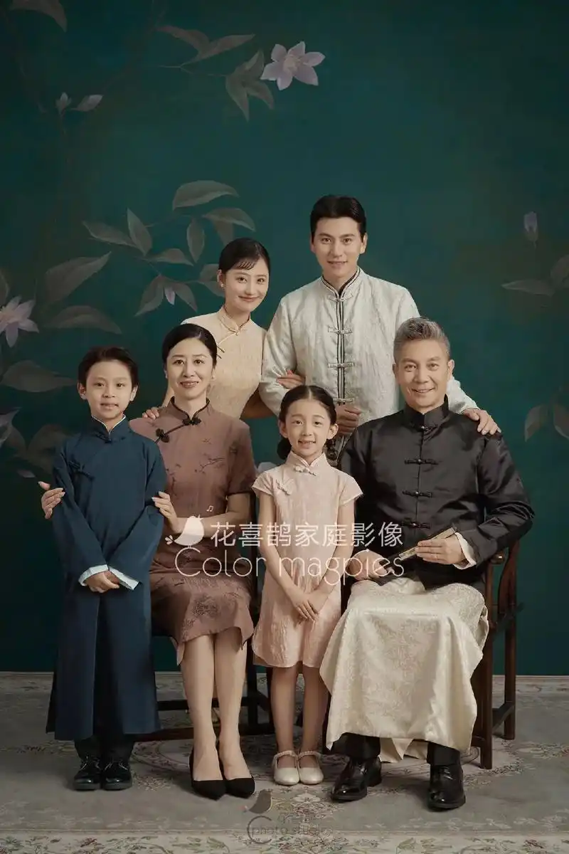 合肥全家福摄影|复古大气的全家福.《悠然往事》  复古大气的 - 抖音