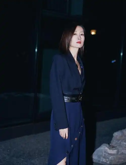 刘敏涛的气场真足,穿西装开叉裙飒爽妩媚,肤色白得让人羡慕