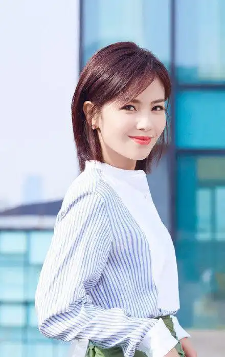 刘涛一身清新又减龄的穿搭超显气质非常的知性优雅