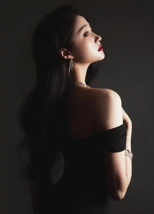 关晓彤黑色一字肩长裙##关晓彤红唇花絮