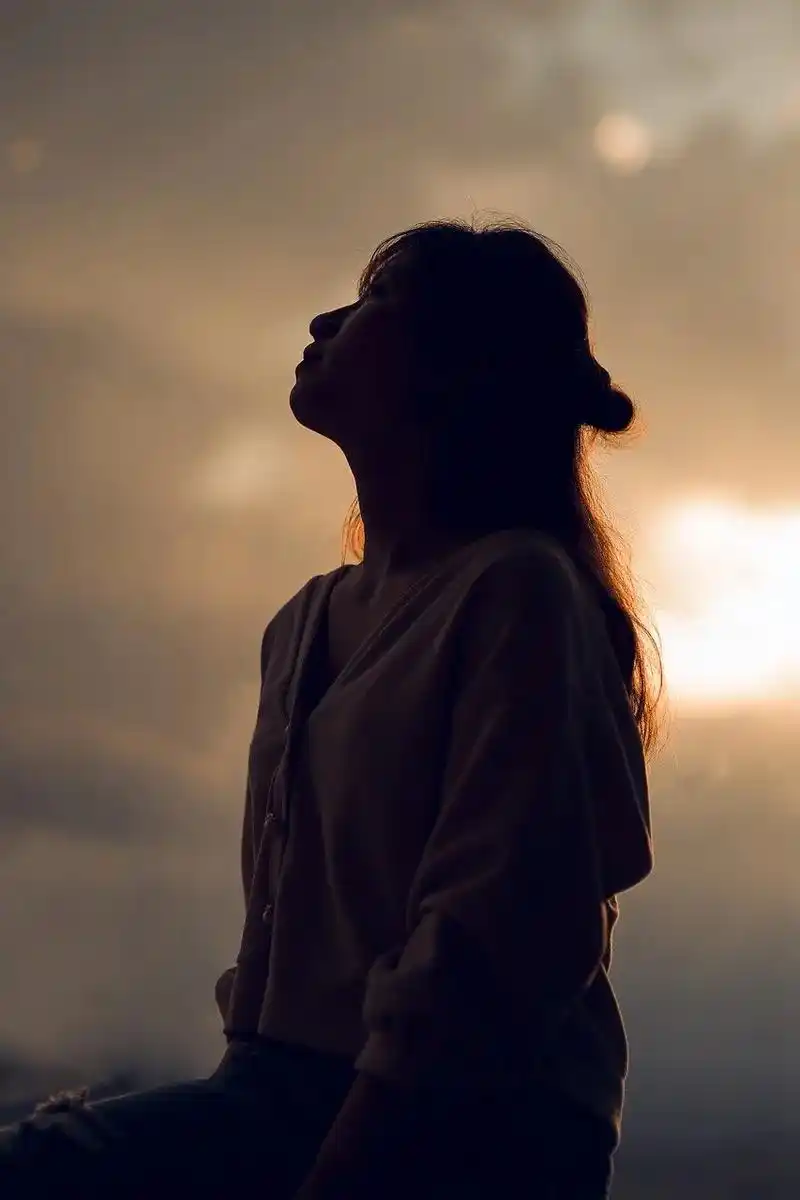 成年人深夜里的独自伤感,句句心酸.1. 时光的缝隙填不满,人 - 抖音