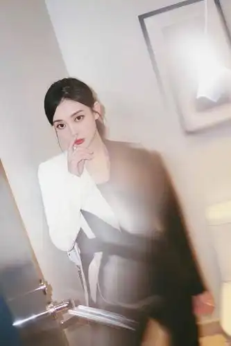 汪小敏九月时尚大片上线 可甜可盐魅力流露