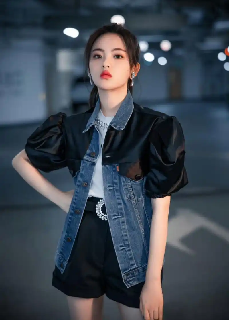 杨超越马尾配短裤好美呀,满满的诱惑力,让人心动不已!