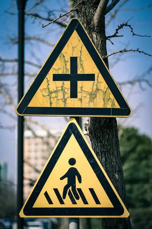 十字路口,小心行人.