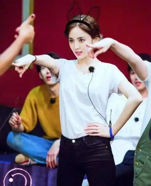 欧阳娜娜的自拍照好看,古力娜扎的自拍大家都说美!_照片_发型_新造型