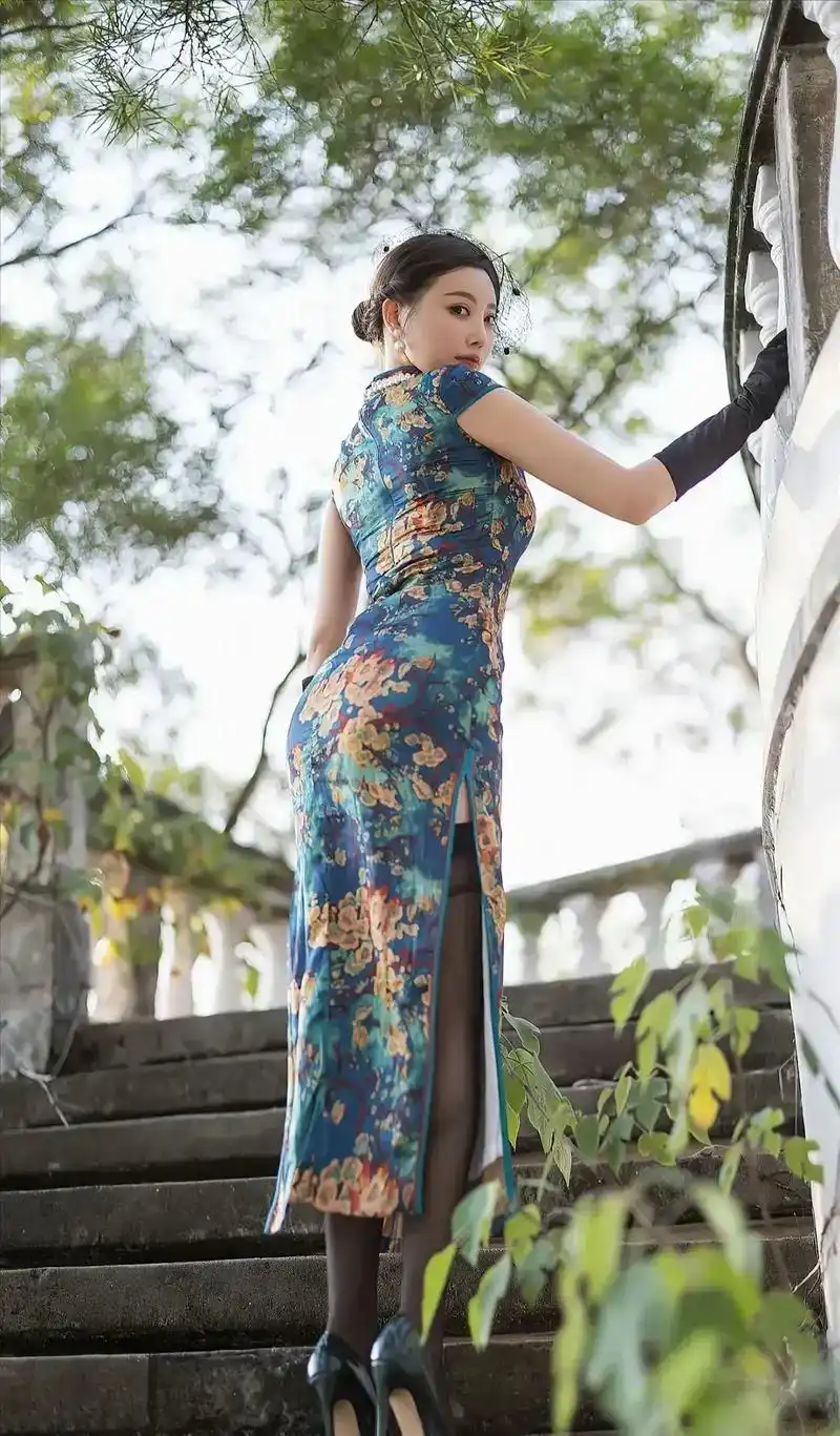 微胖身材的女人身穿旗袍彰尽显妩媚动人