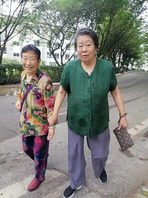 五季养老院5楼部分老人日常生活照和612,8月21日.