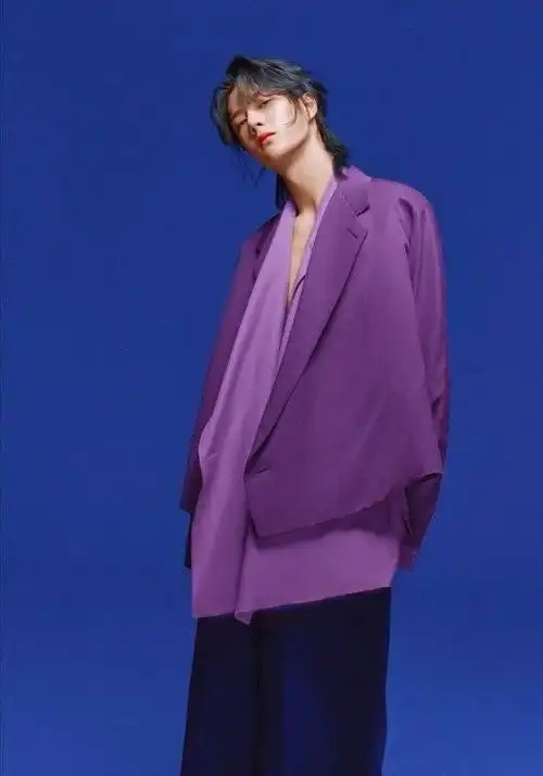 紫色衬衫搭配紫色的西装,再加上一条阔腿裤,有一种慵懒的感觉,但是又