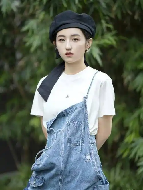 原创张子枫与大学同学合照一头短发出镜笑容甜美每张都是c位