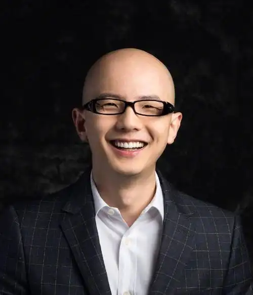 歌手平安宣布已经结婚有了女儿光头依旧有颜值女儿可爱