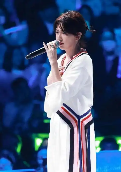 孙燕姿身材姣好长腿修长,一身"无龄感穿搭"状态年轻似18岁少女