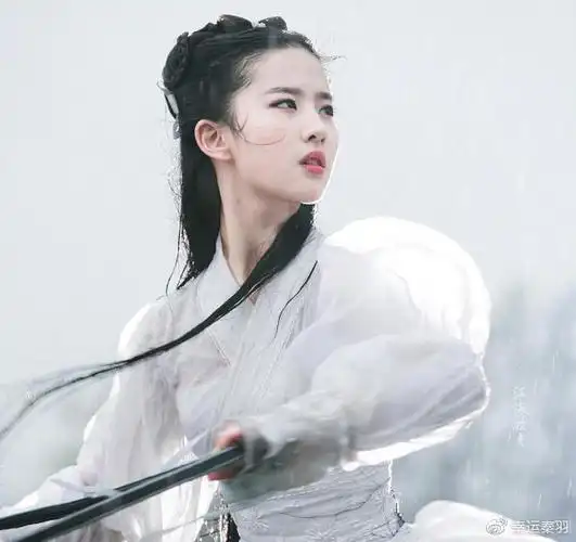 有网友直言,刘亦菲的古装是永远的神,甚至他的侧脸也是如此美丽.