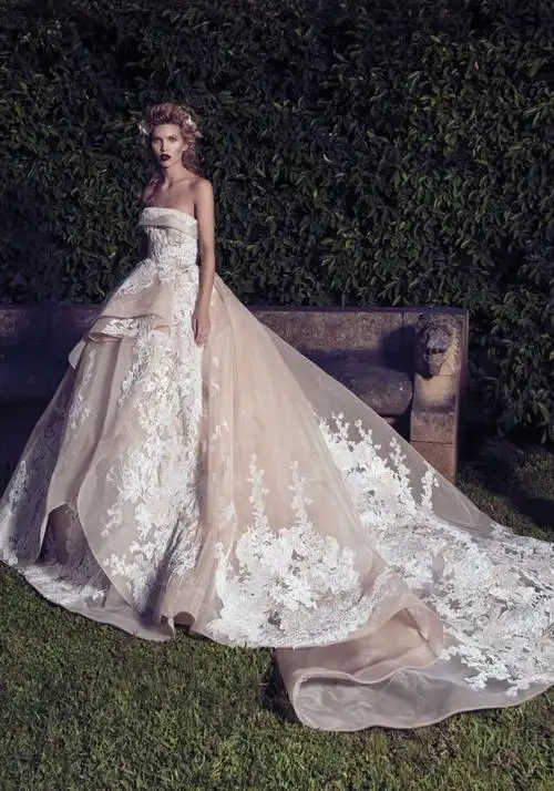 kobeisy的2018年婚礼系列,为现代的浪漫新娘设计了独特又华丽的婚纱